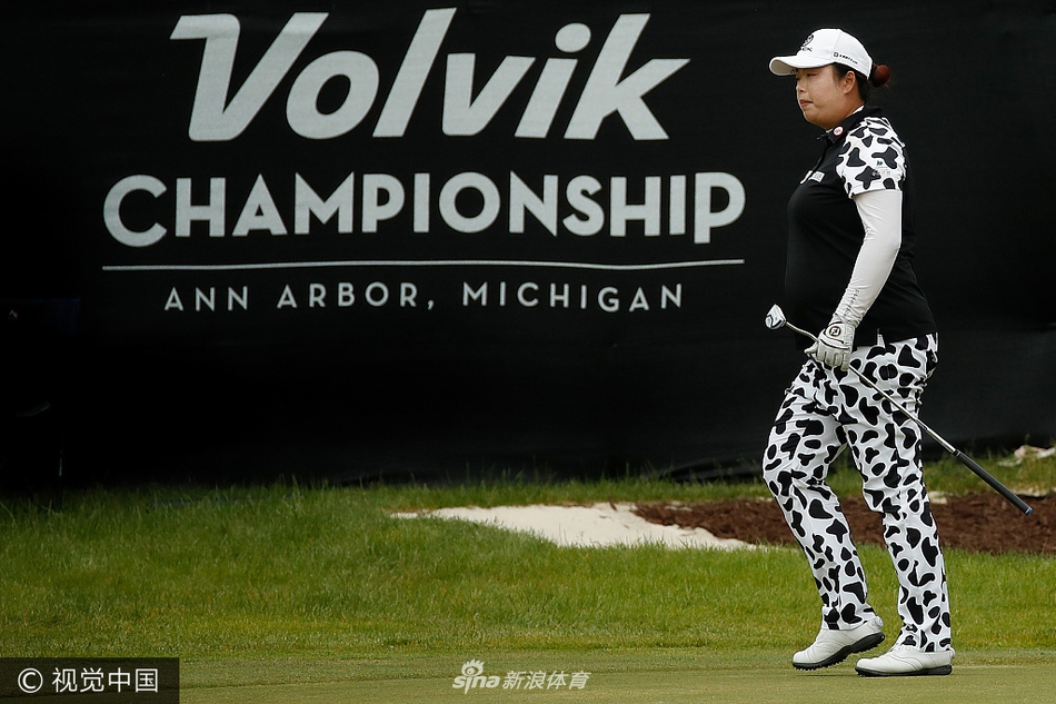 冯珊珊在比赛中沉着推杆，专注的神情诠释着对胜利的渴望