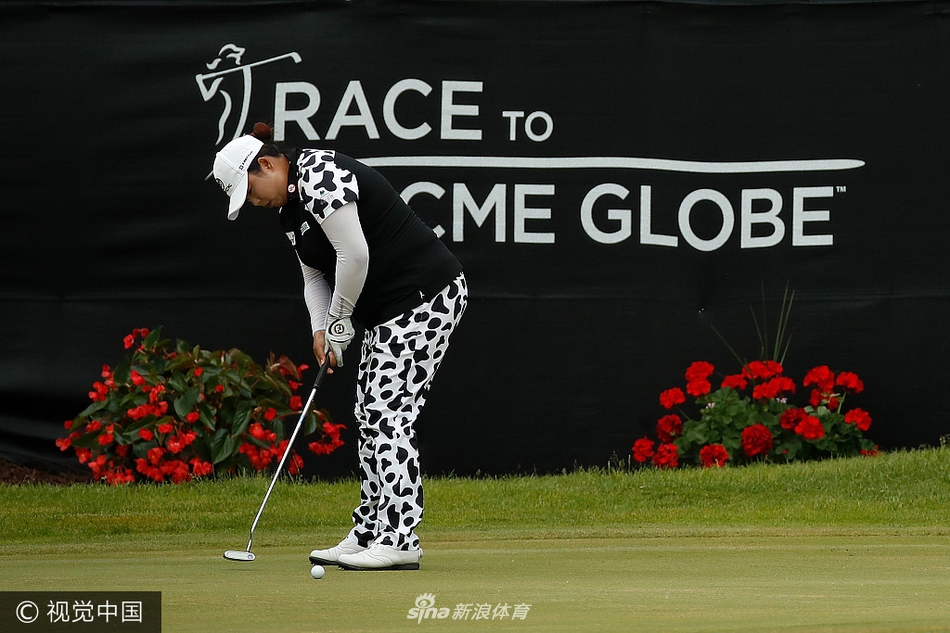 冯珊珊向观众席挥手示意，感谢现场球迷的热情支持