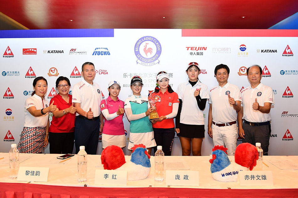 活动结束前，石昱婷等人手持粽子与工作人员开心合影，记录下这个与众不同的赛前端午日