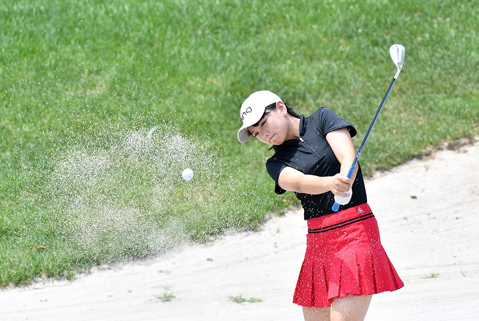 球员在沙坑中救球，沙砾飞扬瞬间展现出处理困难球位的高超技巧与瞬间爆发力