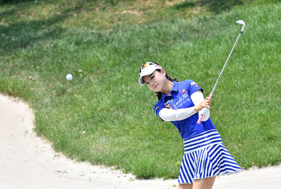 年轻球员宋依霖完成一次漂亮击球后，脸上露出轻松而自信的微笑，阳光照亮她的侧脸