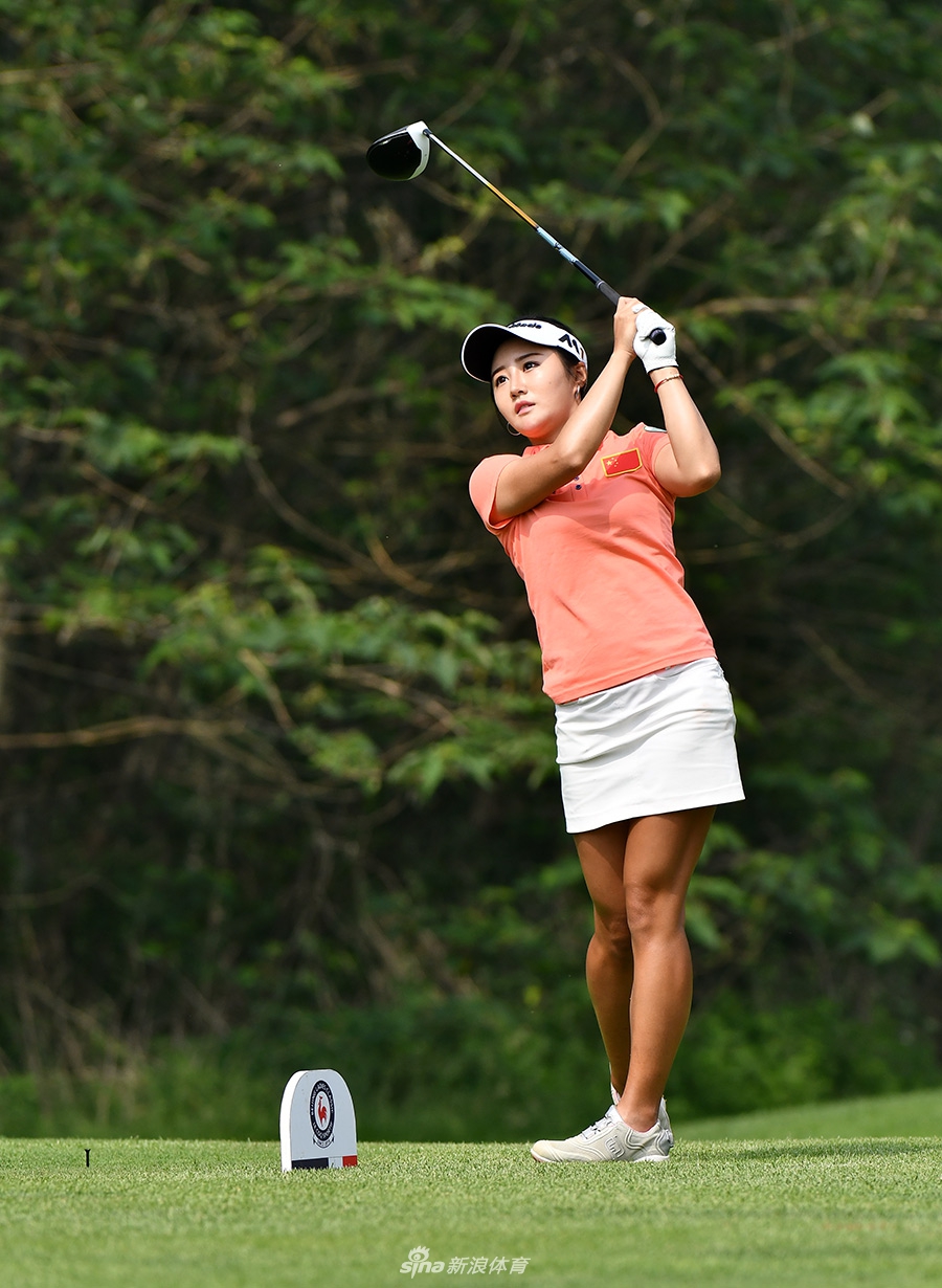 比赛结束后球员与同组伙伴友好互动，互相击掌鼓励，体现了高尔夫运动尊重与友谊的精神