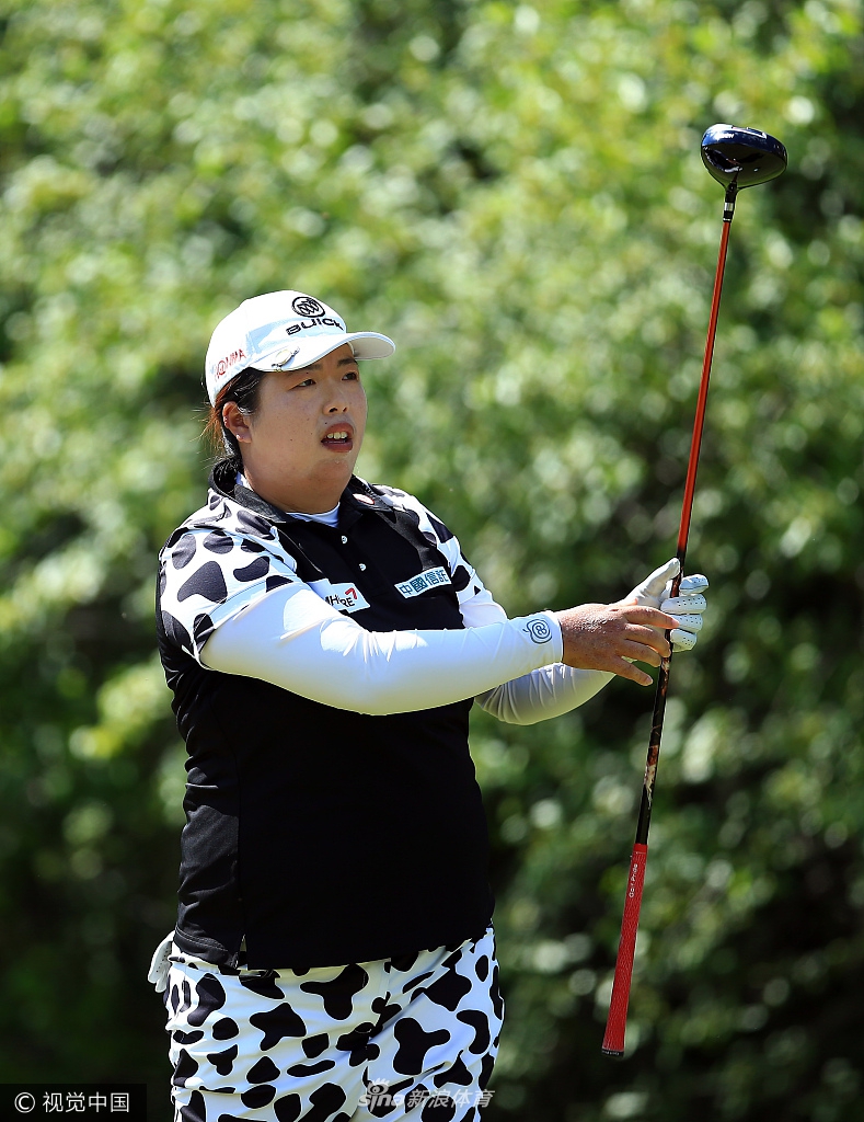 冯珊珊在果岭边蹲下身来，神情专注地观察球的落点与果岭起伏，仿佛在脑海中精确计算着下一杆推击的线路与力度。