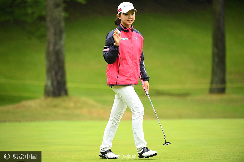 石昱婷向观众席挥手致意，脸上洋溢着标志性的灿烂笑容，尽显亲和力