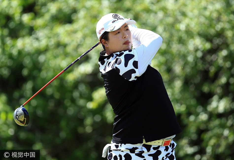 冯珊珊完成一记漂亮的收杆动作，身姿挺拔而专注，目光紧追球的飞行轨迹，展现出世界冠军的沉稳风范。