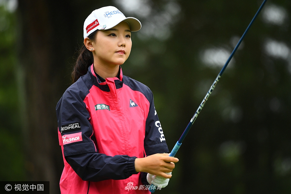 宫里蓝与上田桃子在同组比赛中并肩前行，两人正专注地观察球场走势