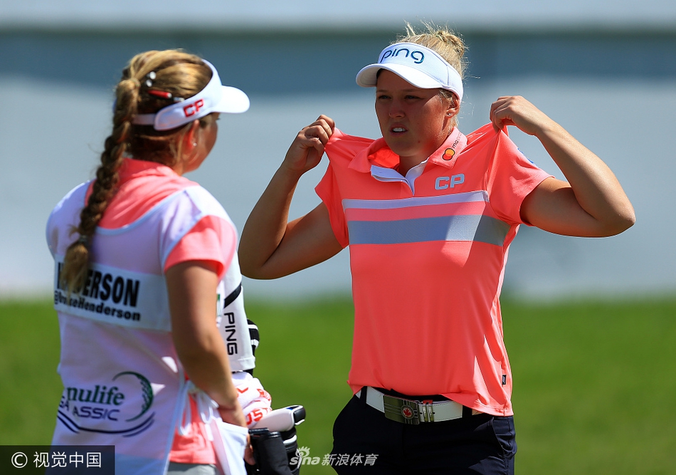 加拿大本土希望之星布鲁克·亨德森在另一赛场凝神击球，她承载着主场球迷的巨大期待。