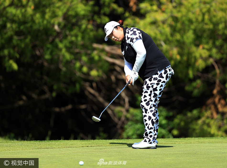 冯珊珊果断推杆瞬间，动作流畅而坚定，小球应声朝洞杯滚去，完美演绎了高尔夫运动中果岭上的决定性时刻。