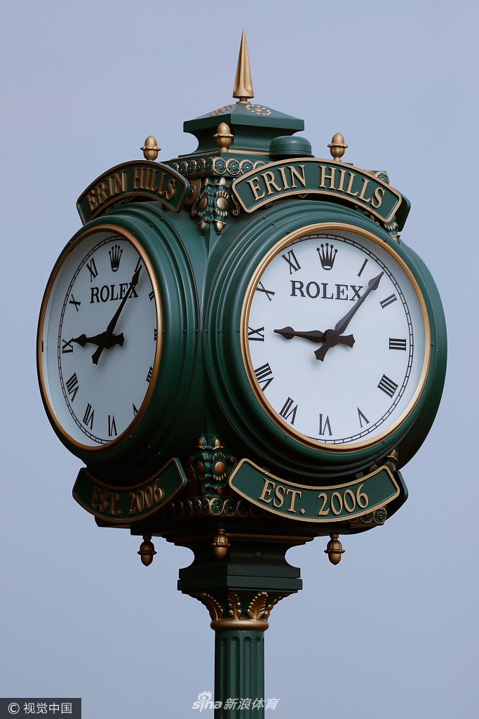 赛场旁劳力士官方计时钟特写，古典设计与精准走时，默默见证着赛场每一分秒的历史。