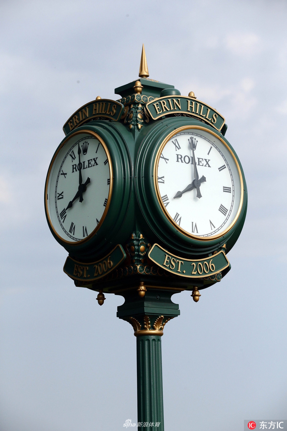 赛事精彩集锦画面，高尔夫球在艾林山湛蓝天空下划出一道完美弧线，飞向远方旗杆。