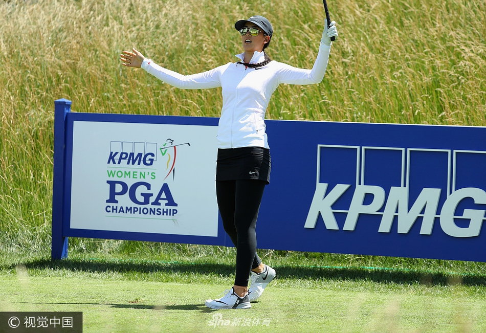 美国前国务卿赖斯在球场上兴致勃勃地观看球员练习，展现出她对高尔夫运动的深厚兴趣。