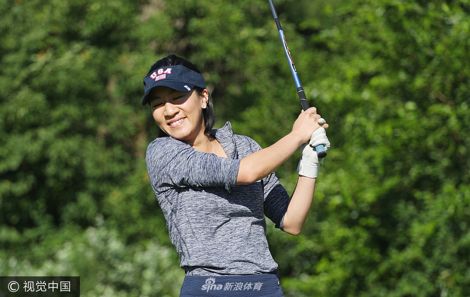 卫冕冠军布鲁克·亨德森在练习轮中挥杆，动作流畅有力，眼神中透着卫冕者的专注与自信。