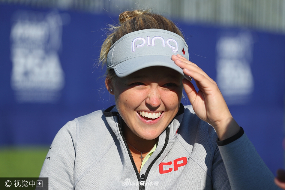 新西兰名将高宝璟在练习场进行击球训练，神情专注，为冲击又一个大赛冠军做最后准备。