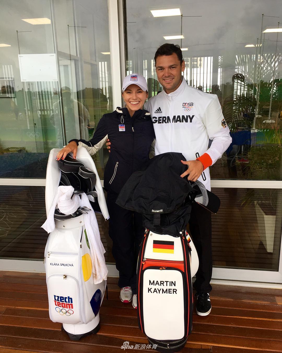 斯皮尔科娃手持推杆,在果岭上露出亲切而富有感染力的微笑,瞬间拉近了与球迷之间的距离