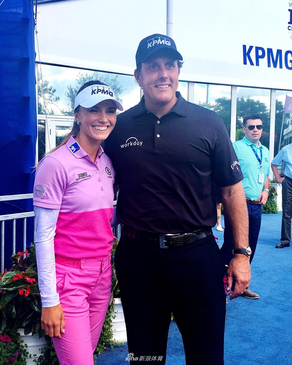 斯皮尔科娃漫步于球场之中,背景是开阔的锦标赛场地,她正专注于比赛策略的思考