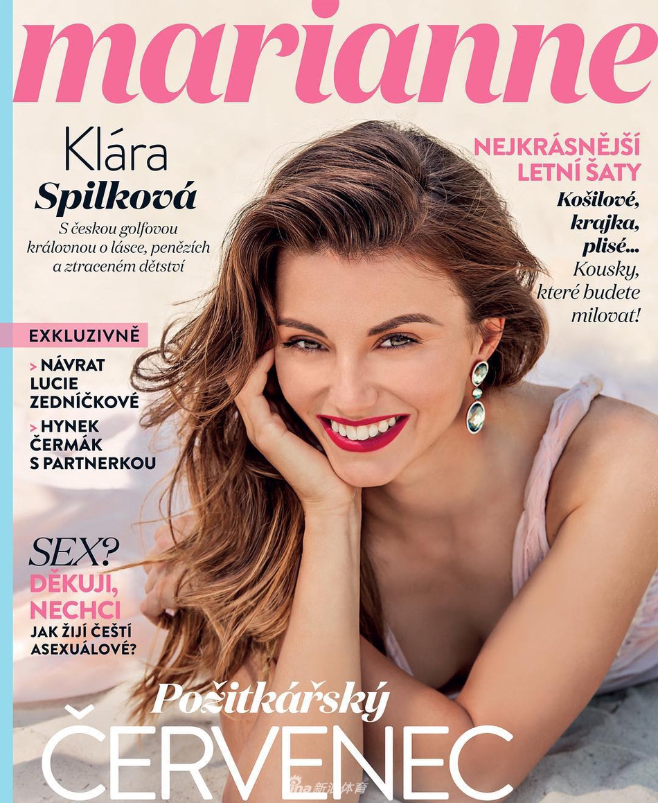 一袭白衣的斯皮尔科娃在赛场外优雅浅笑,金色的头发与简约的服饰衬托出她清新自然的魅力