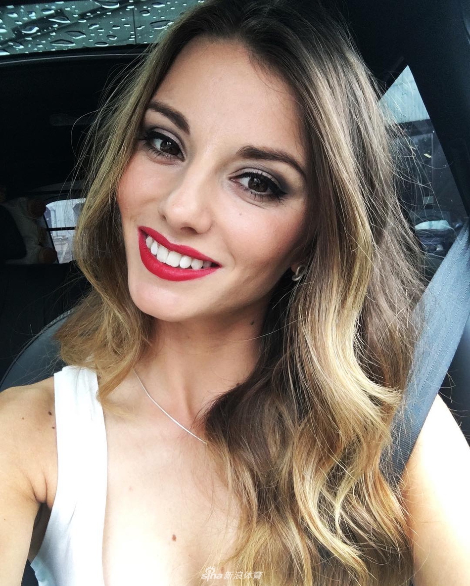 斯皮尔科娃做出标准而有力的挥杆动作瞬间,身体的扭转与力量的爆发完美结合,展现了职业运动员的顶尖技术