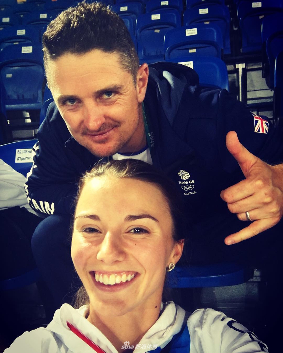 斯皮尔科娃侧身站立,手持高尔夫球杆,展现修长挺拔的身姿与运动员特有的优雅体态