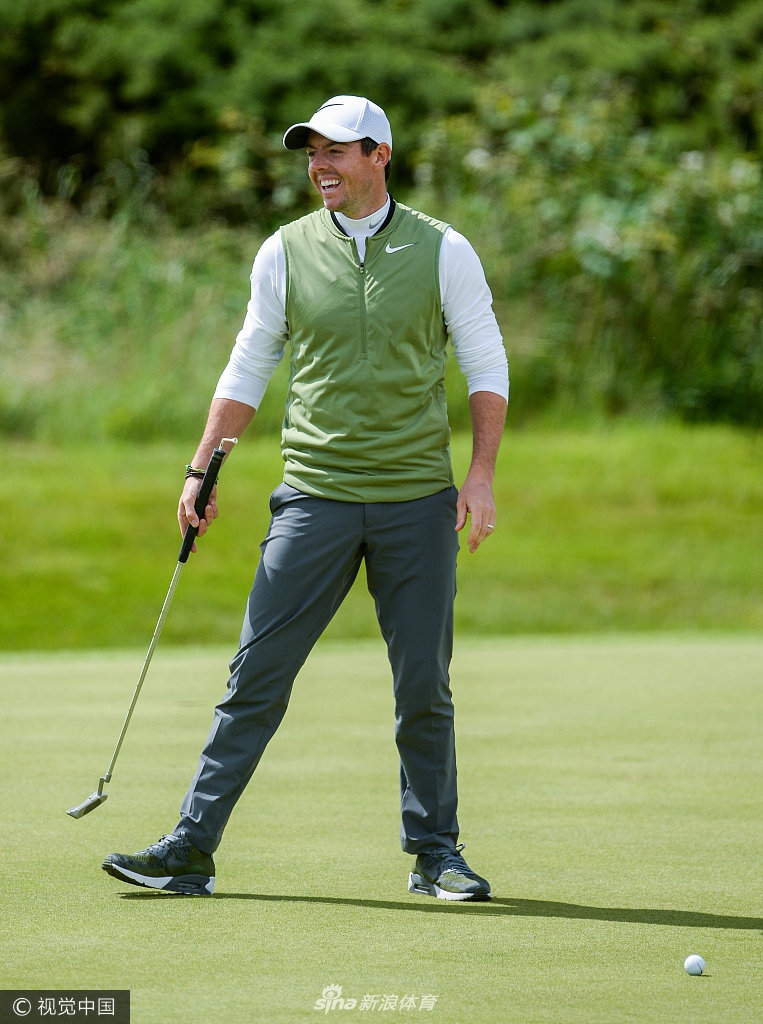 麦克罗伊在练习轮中全神贯注地观察果岭走向,评估推杆线路。