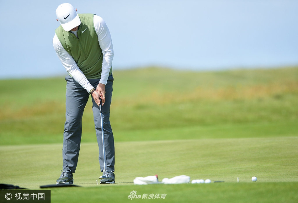 作为东道主,麦克罗伊在赛前与嘉宾和观众亲切互动,尽显主人风范。