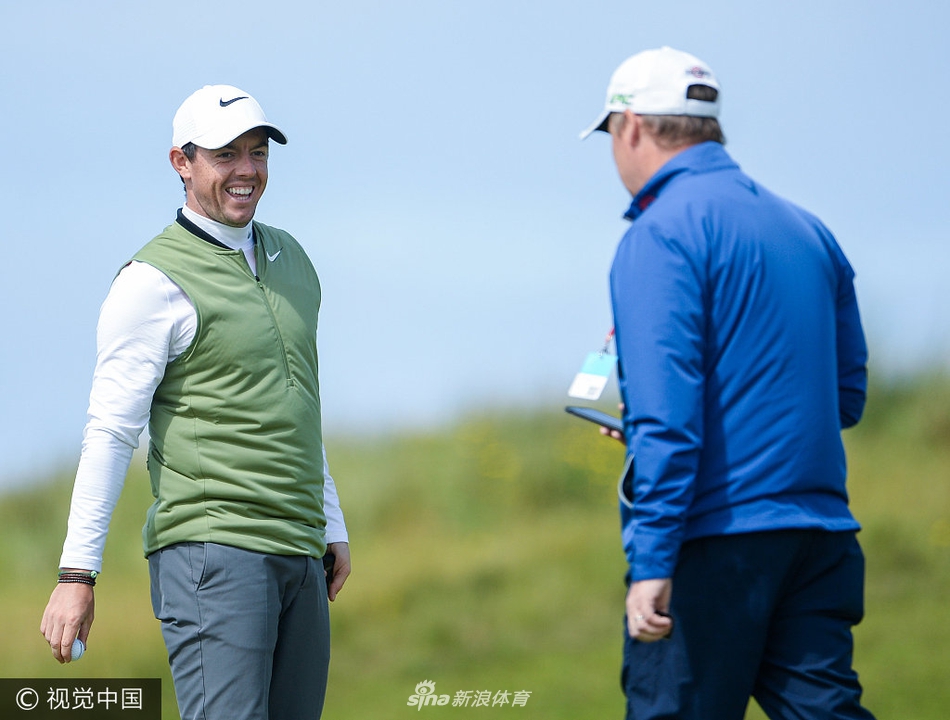 麦克罗伊进行轻松的切杆练习,为应对林克斯球场多变的果岭周边状况做准备。