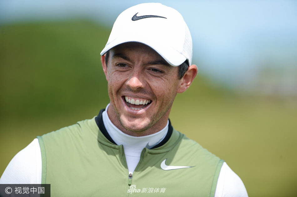 麦克罗伊在练习果岭上露出温暖而放松的笑容,仿佛暂时忘却了赛事的压力。