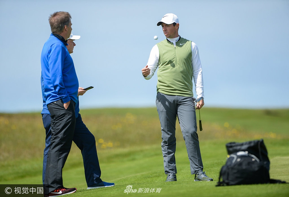 小麦在空旷的练习场上独自进行推杆备战,身影专注而坚定。