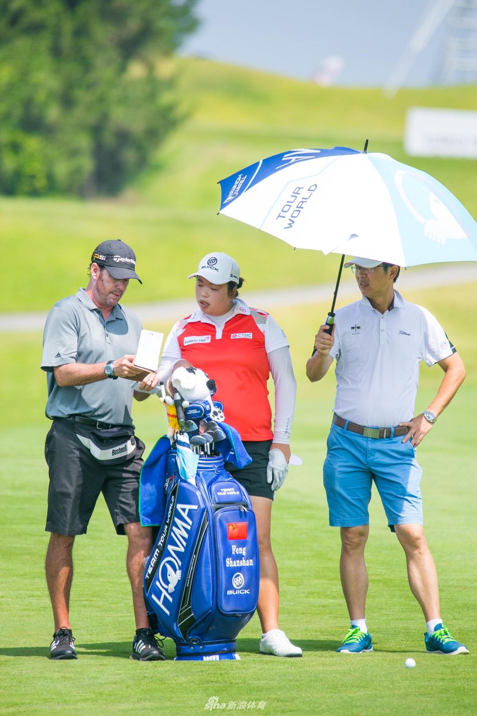 父亲在细雨中为冯珊珊撑起雨伞,温情瞬间流露默默支持