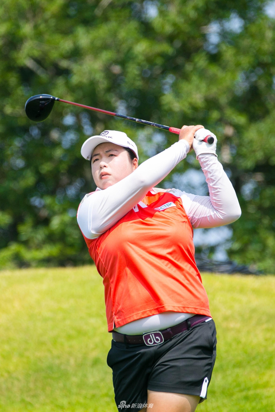 冯珊珊完成挥杆后优雅收杆,身体姿态平衡而稳定,目光随球飞向远方