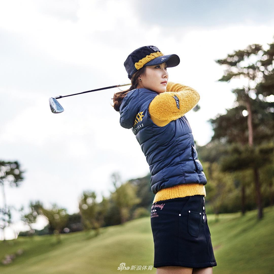 金荷娜完成一记精彩的击球后,露出清新自信的微笑,散发着阳光般的魅力