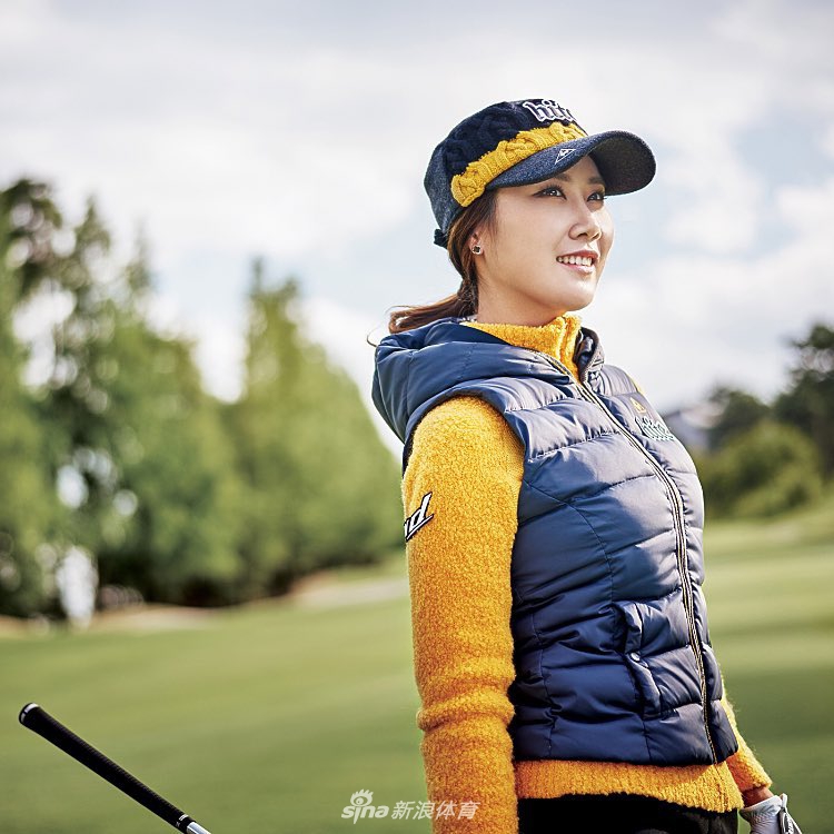 金荷娜以精致的妆容面对镜头,展现职业运动员之外时尚温婉的另一面