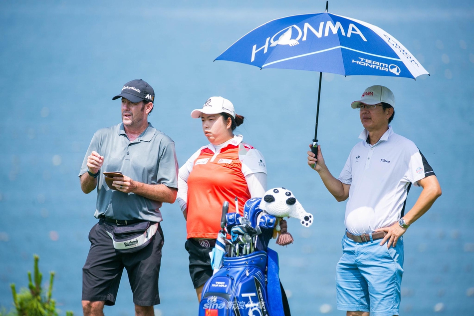 冯珊珊在练习场热身备战,神情专注地挥动球杆,为即将到来的比赛调整最佳状态