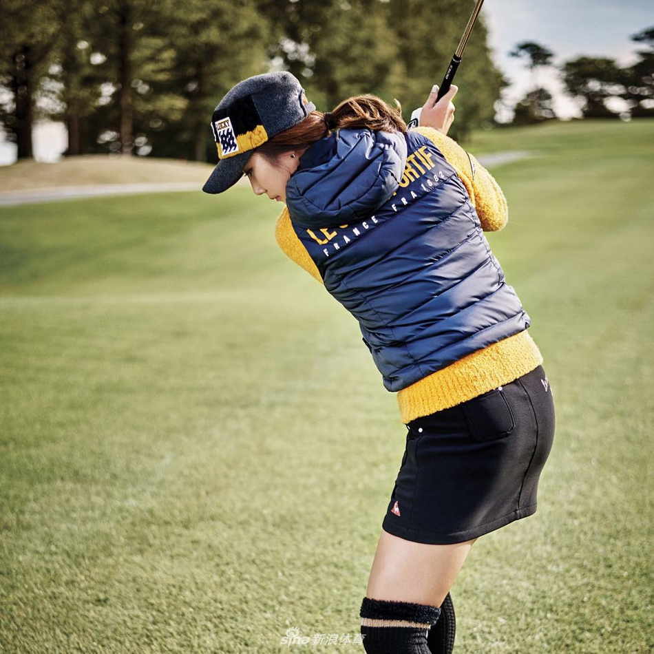 金荷娜在赛场外手持高尔夫球,眼神坚定而柔和,兼具运动员的坚毅与女性的柔美