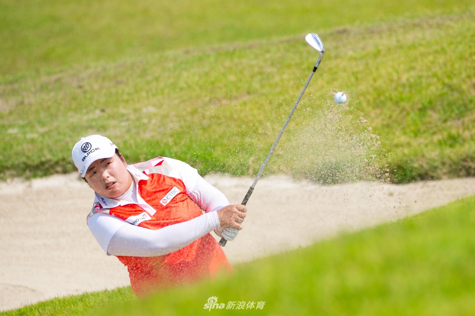 冯珊珊成功完成一次高难度沙坑救球,小球应声而出飞向果岭