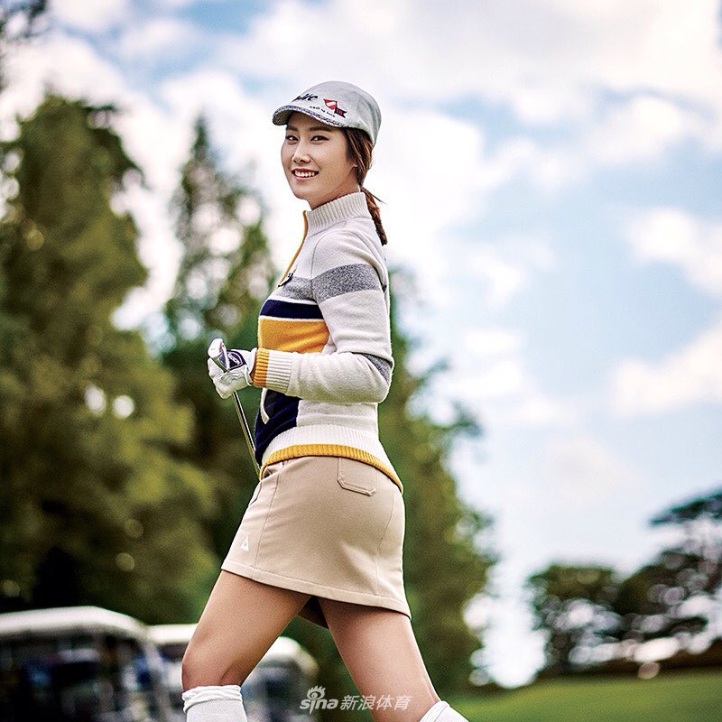 金荷娜身着黑色高尔夫服装,在发球台上优雅挥杆,身姿挺拔充满力量感