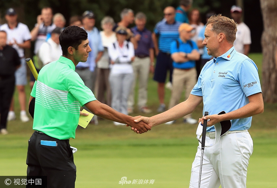 保尔特在沃本俱乐部选拔赛中全神贯注地观察果岭推杆线路,眼神锐利如鹰。