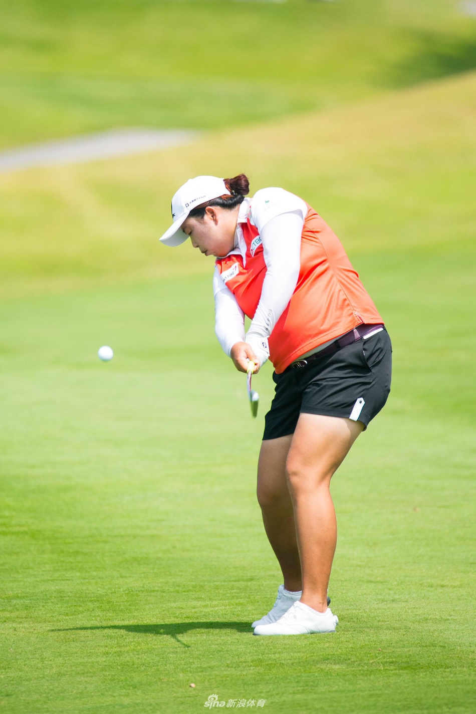 冯珊珊的父亲亲临比赛现场,在场边专注地观看女儿比赛