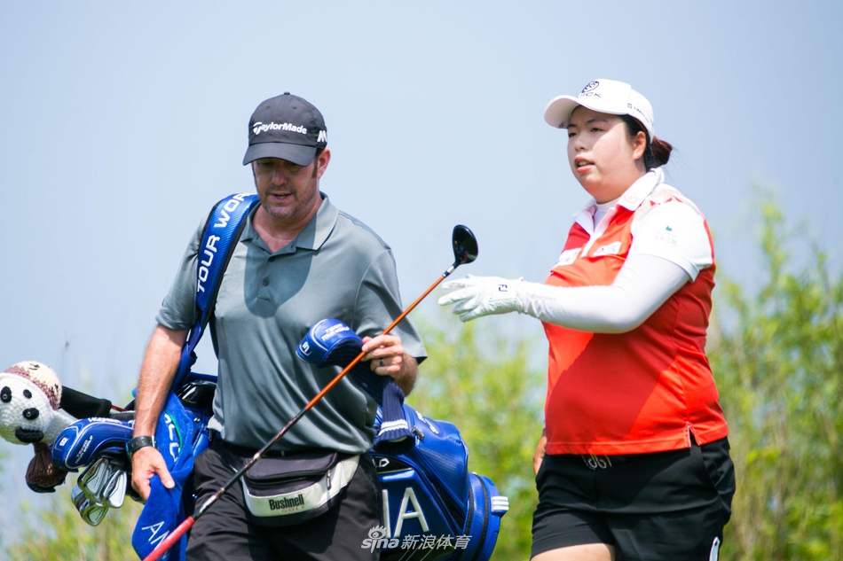 冯珊珊在赛前踩场,认真观察球场地形与果岭草纹