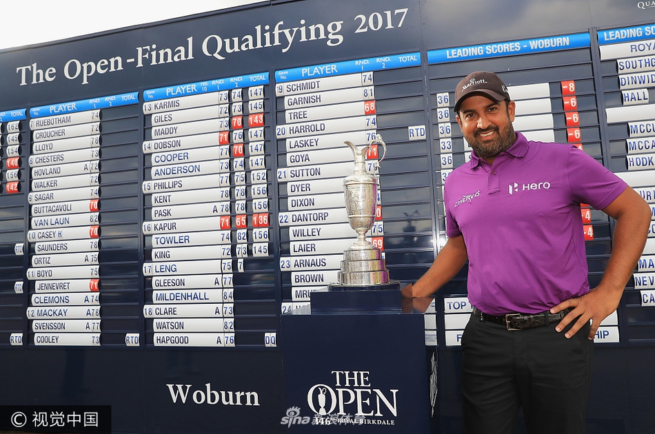 保尔特在比赛中进行关键的推杆击球,动作稳定而专注,力求将小球送入洞杯。