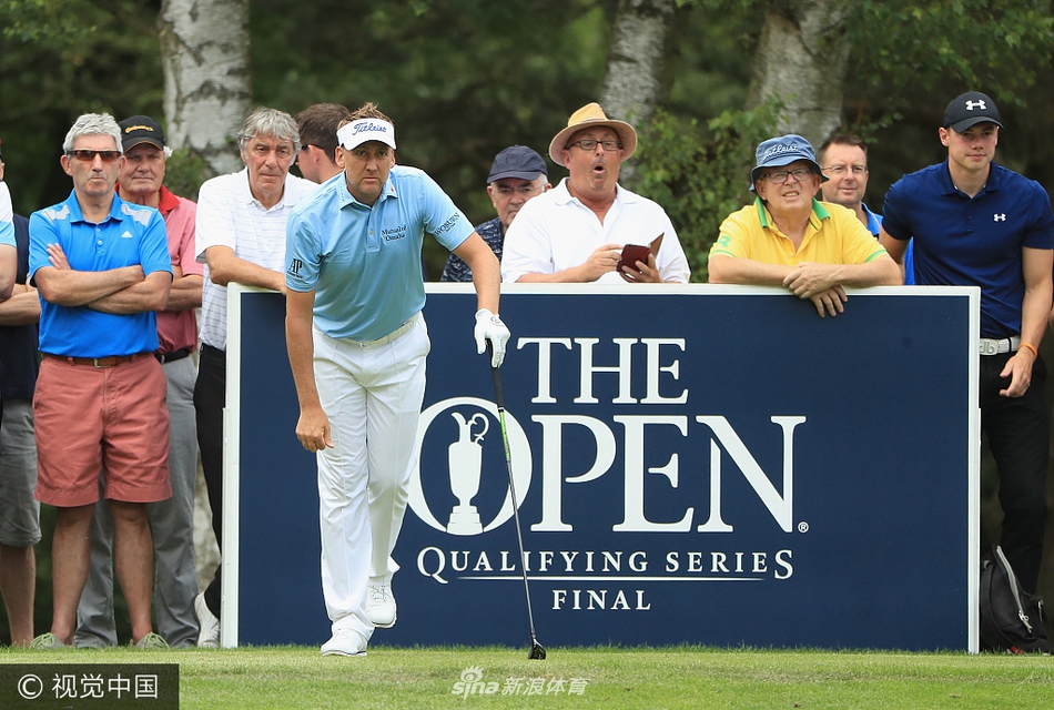 保尔特在选拔赛中凝神观察球场形势,经典的高尔夫球帽下是冷静思索的面容。