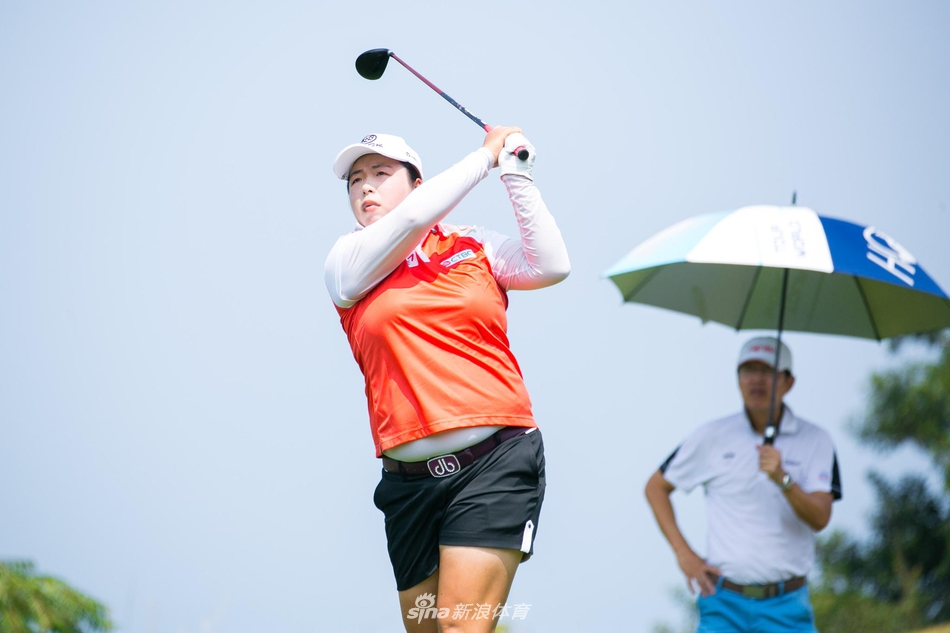 冯珊珊全力开球,一号木挥杆瞬间充满力量与动感