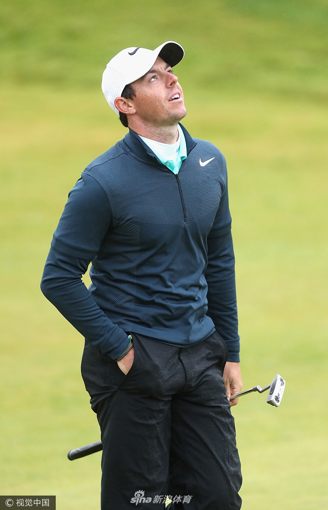 贾斯汀·罗斯在球道上从容行走，脸上带着标志性的自信微笑，对比赛充满掌控感。