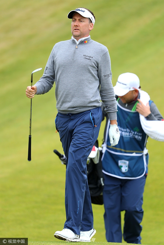 马特·菲茨帕特里克在沙坑中优雅挥杆，沙花飞扬，上演精彩绝伦的救球好戏。