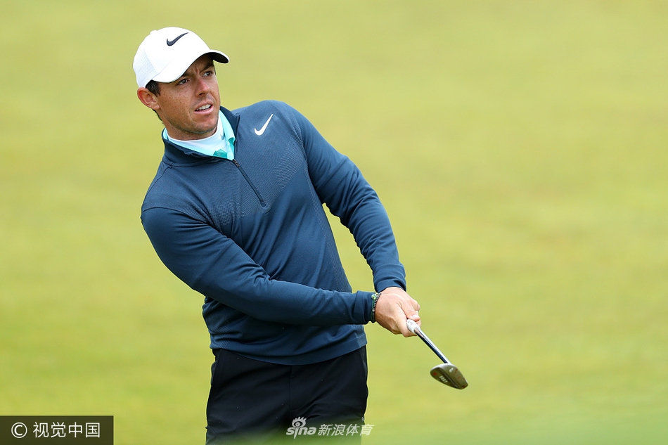 麦克罗伊耐心地为守候在围绳旁的小球迷签名，尽管出局，他仍以笑容回报支持者。