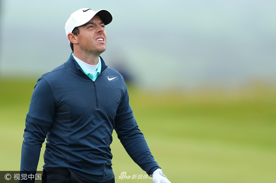 麦克罗伊在果岭旁仰望天空，神情中充满了无奈与困惑，仿佛在向天空寻求答案。