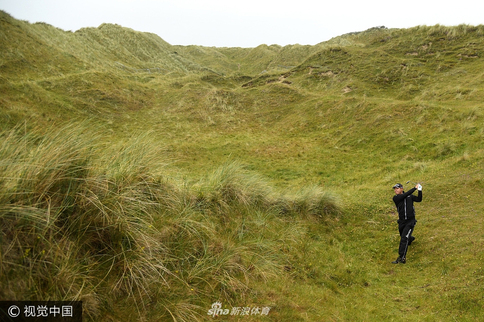 伊恩·保尔特在赛场上大步流星向前走，姿势洒脱，显得斗志昂扬。