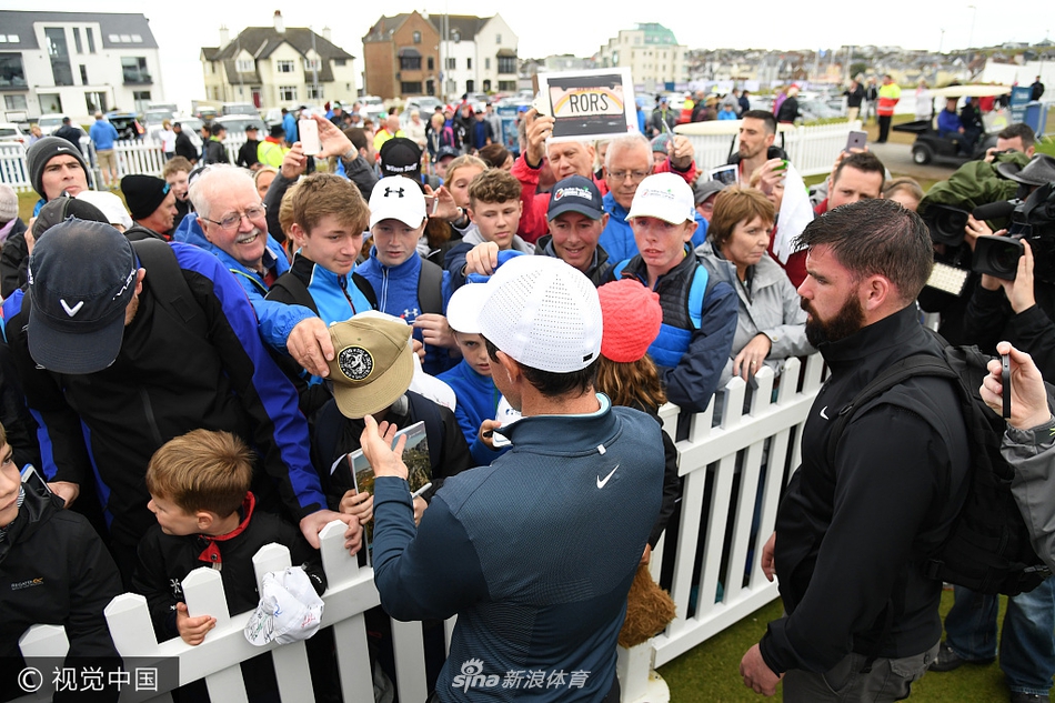 松山英树在长草中进行关键救球，身体姿态稳如磐石，眼神专注地盯着小球。