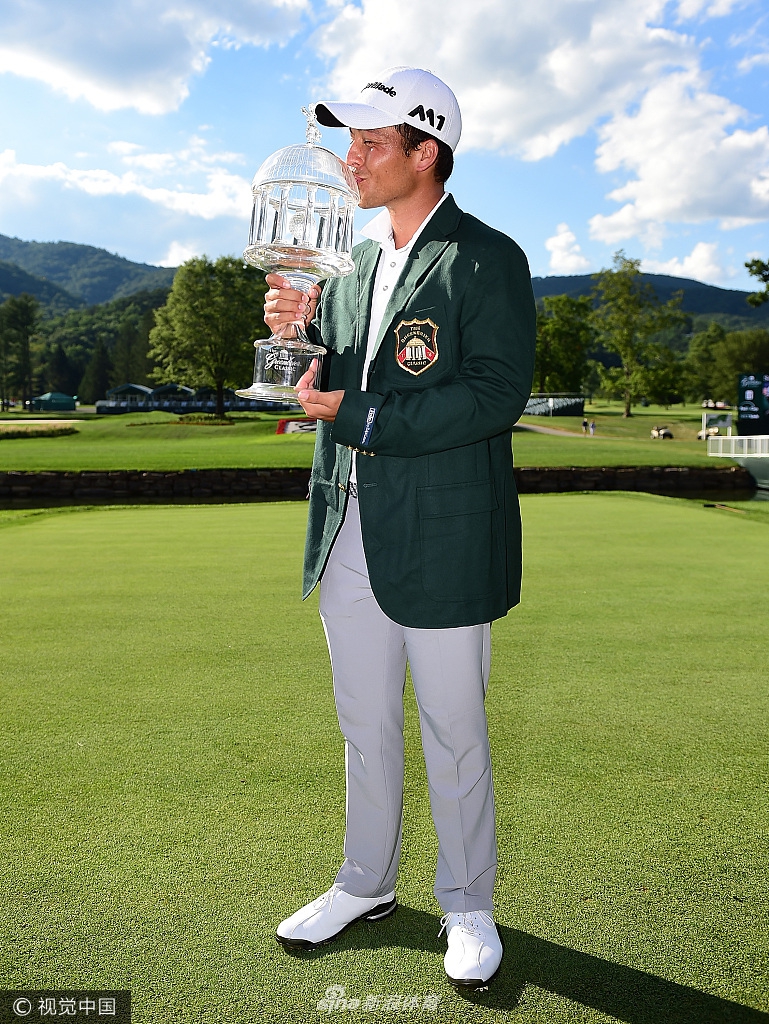 冠军推入洞后，谢奥菲勒紧握拳头痛快怒吼，尽情释放积累已久的压力与激情。