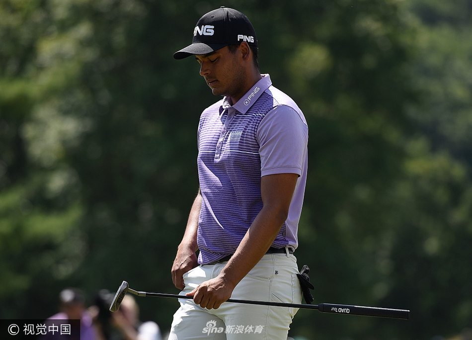 谢奥菲勒与父亲在果岭旁拥抱分享喜悦，家庭支持是他职业生涯的重要支柱。