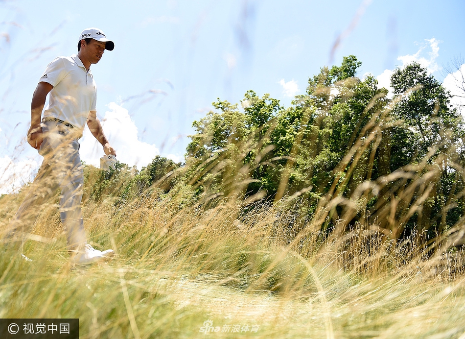 颁奖仪式上，谢奥菲勒高举晶莹剔透的水晶奖杯，四周彩屑纷飞宛如梦境。